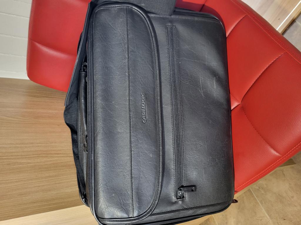 Étui ordinateur Case Logic 17" en cuir
