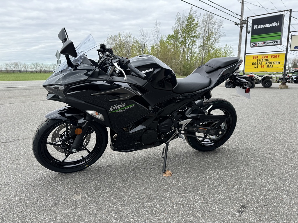 Kawasaki EX500D3 Ninja 500 2024