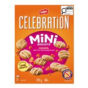 Mini biscuits au caramel avec filet de glaçage blanc