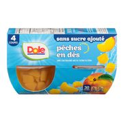 Coupes de pêches en dés dans l'eau