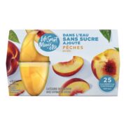 Collations de pêches en dés dans l'eau