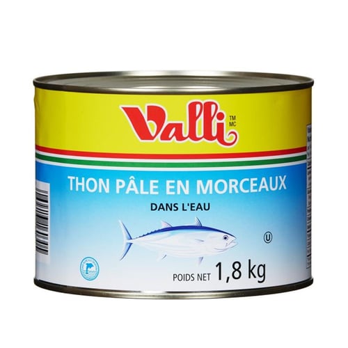 Thon pâle en morceaux dans l'eau