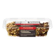 Collation de noix, raisins secs et canneberges