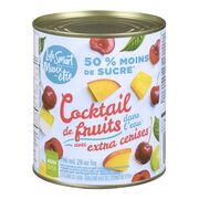 Cocktail de fruits dans l'eau avec extra cerises réduit en sucre