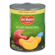 Pêches en tranches dans l'eau