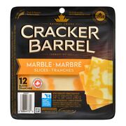 Fromage cheddar marbré en tranches