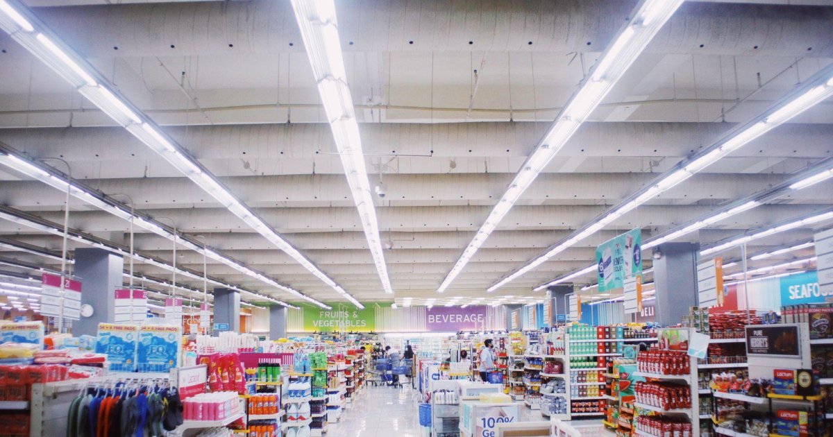 12 Proven Ways to Save on Groceries with Flyers in Québec in 2026