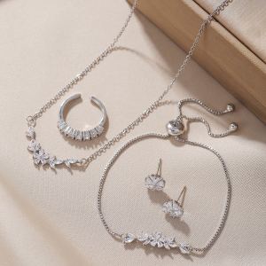 Ensemble de bijoux élégant avec collier fleur argent et zircons