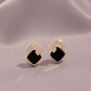 Boucles oreilles carrées petites croix noires polyvalentes