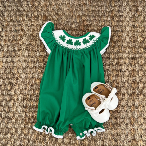 Barboteuse manches courtes broderie trèfle volantée bébé