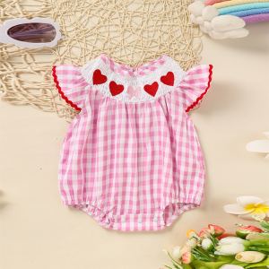 Barboteuse carreautée manches courtes broderie cœur bébé