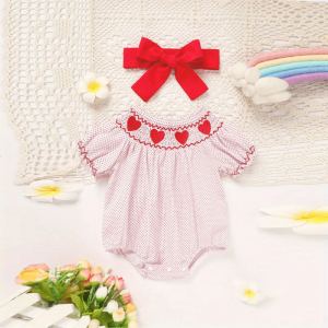 Barboteuse rose manches courtes pois broderie cœur bébé