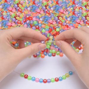 800 perles acryliques colorées lettres numéros cœurs 4x7mm
