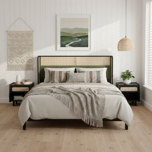 Lit queen bois noir, tête de lit verte, chambre moderne