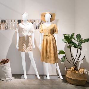 Mannequin femme 5.8 pi tête œuf support métal