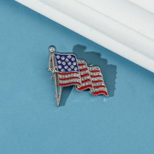Broche alliage drapeau doré badge strass