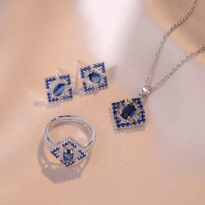 Pendentif fleur saphir zircon design luxe léger