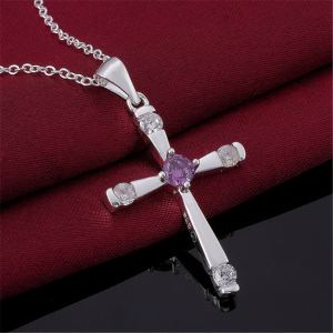 Collier croix zircon cristal violet plaqué argent