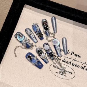 Manucure bleu fille tendance heavy industry