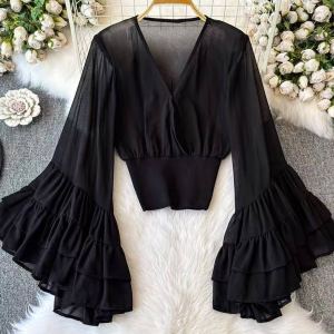 Blouse col V profond manches évasées ajustée